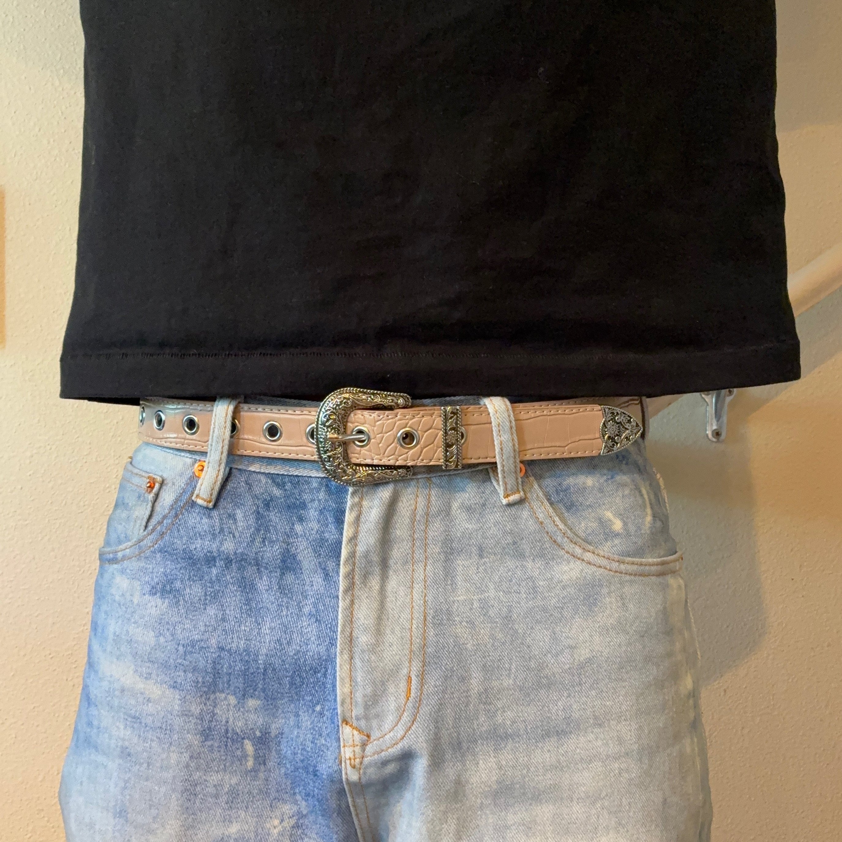 IGNRNT Studios Cream Croc Western Belt – Silver Buckle